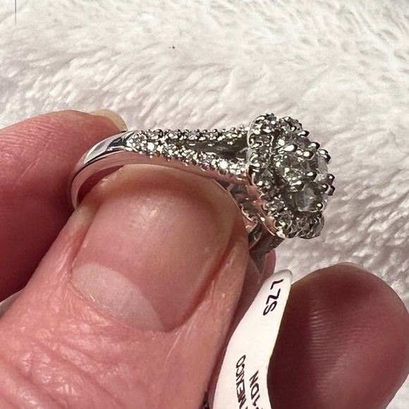 14 kt whit gold diamond cluster ring - Picture 3 of 3